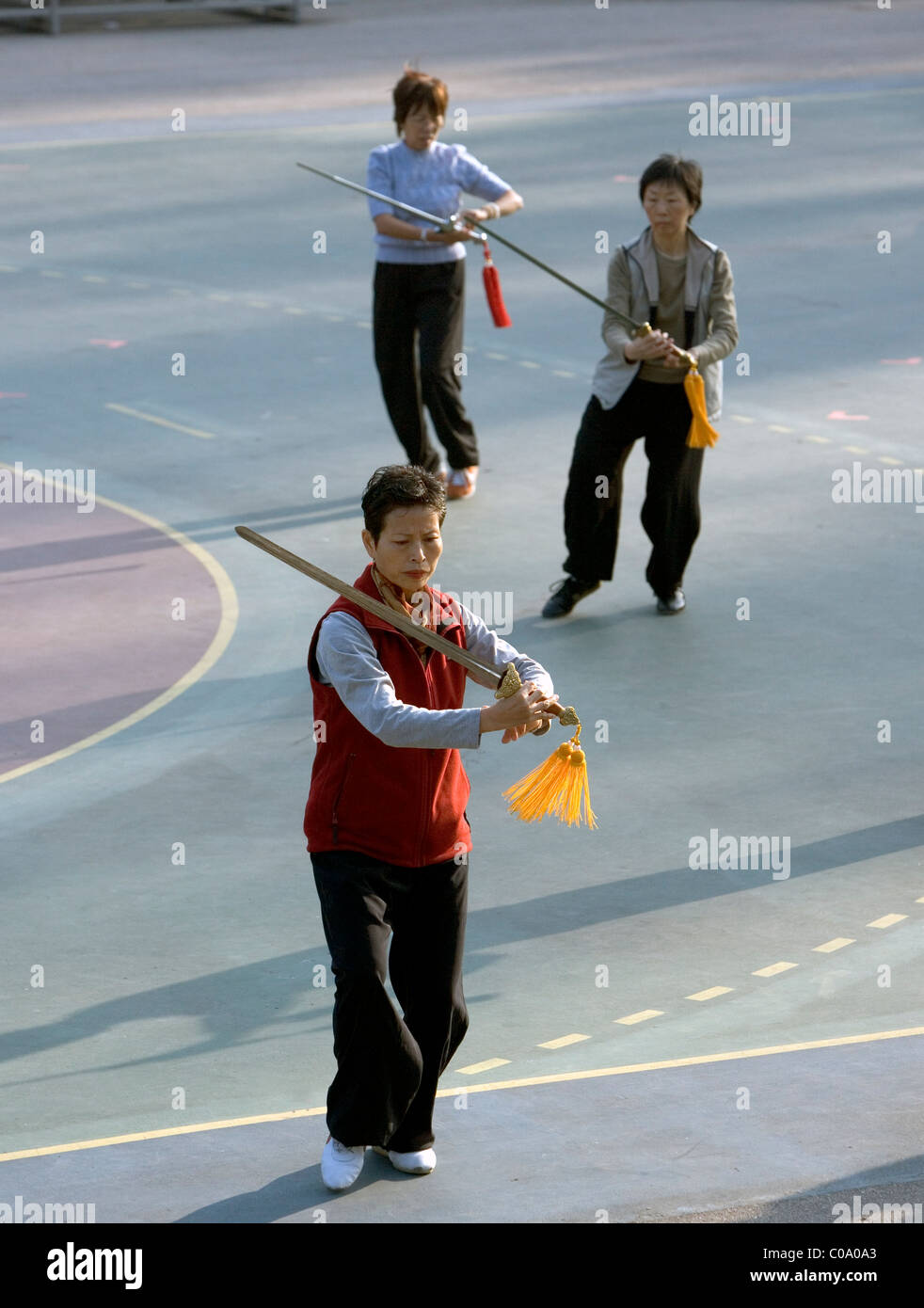 China, Hong Kong, Menschen praktizieren Tai Chi Stockfoto