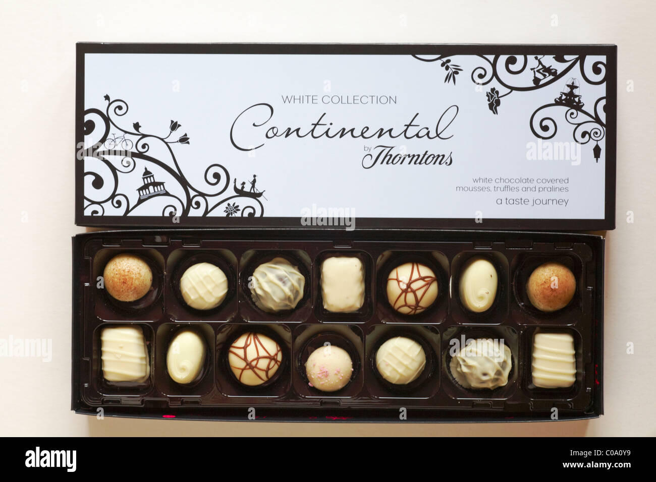 Geöffnete Verpackung von weißer Schokolade Continental Schokolade von Thorntons Übersicht Inhalt - Mousse von weißer Schokolade, Trüffel und Pralinen abgedeckt Stockfoto