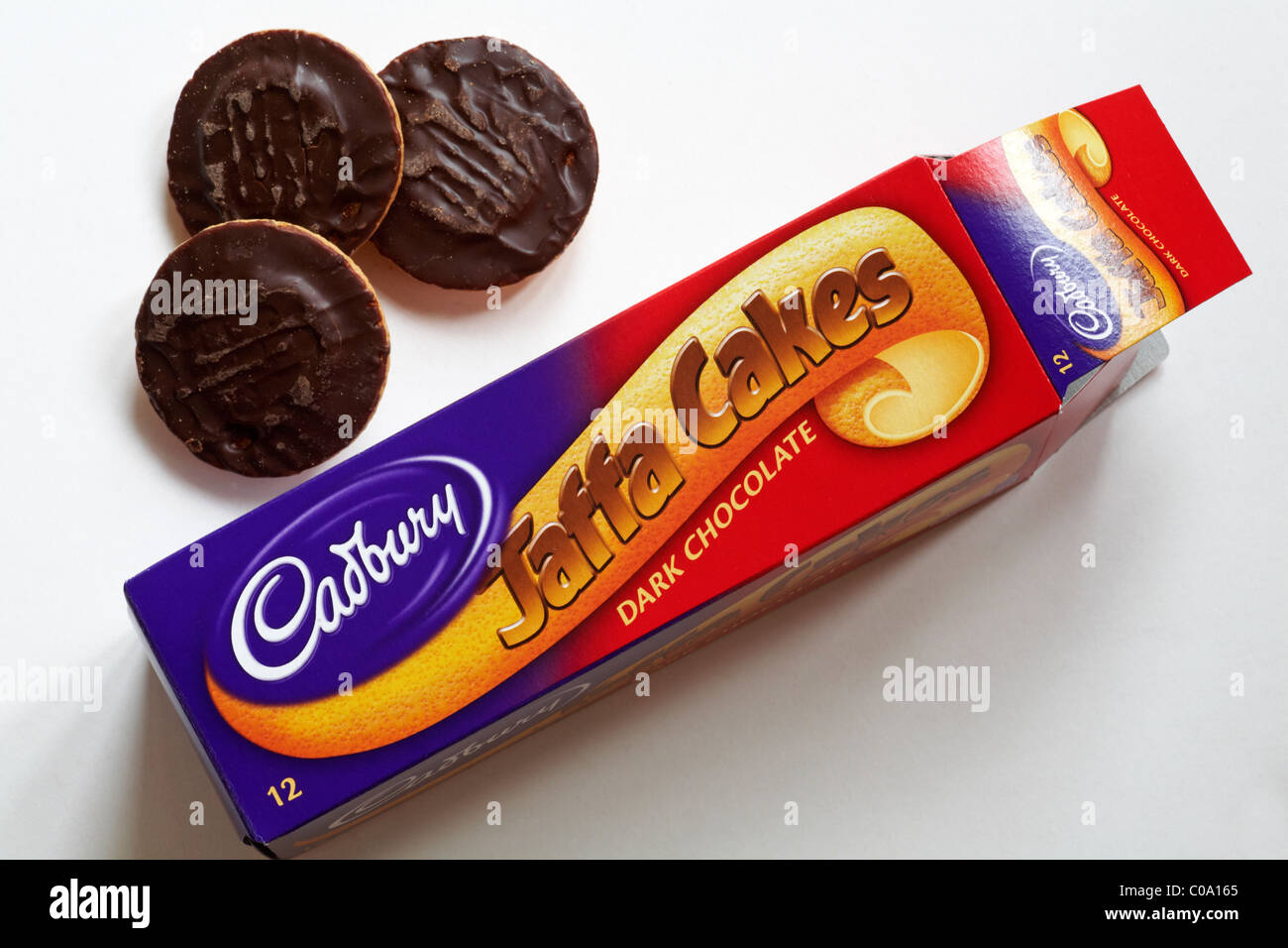 Box von Cadbury Jaffa Kuchen dunkler Schokolade zeigt drei Auspacken isoliert auf weißem Hintergrund Stockfoto