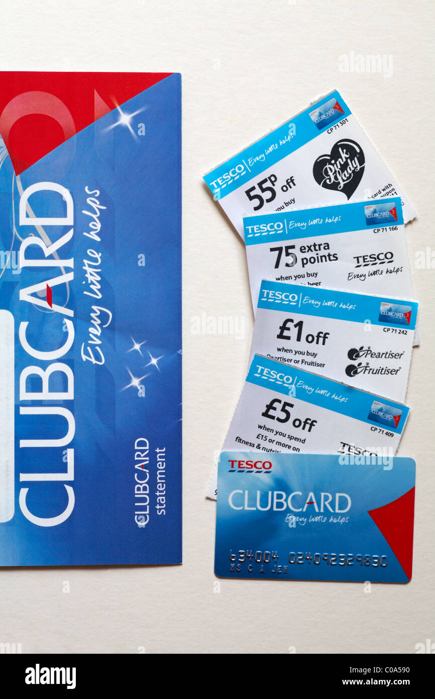 Tesco Clubcard und Rabatt Gutscheine auf weißem Hintergrund Stockfoto