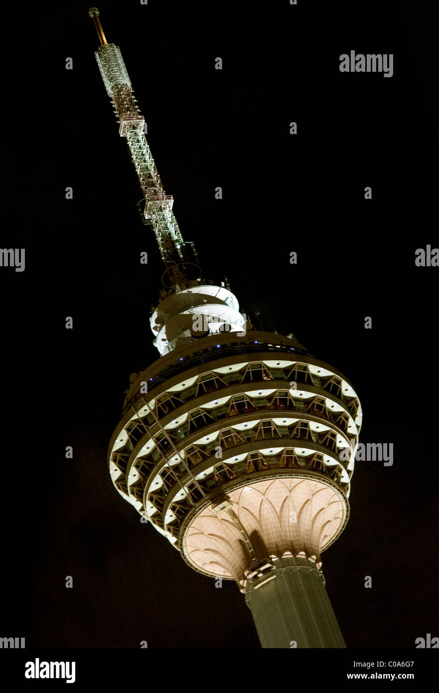 Malaysia Kuala Lumpur Tower bei Nacht Stockfoto