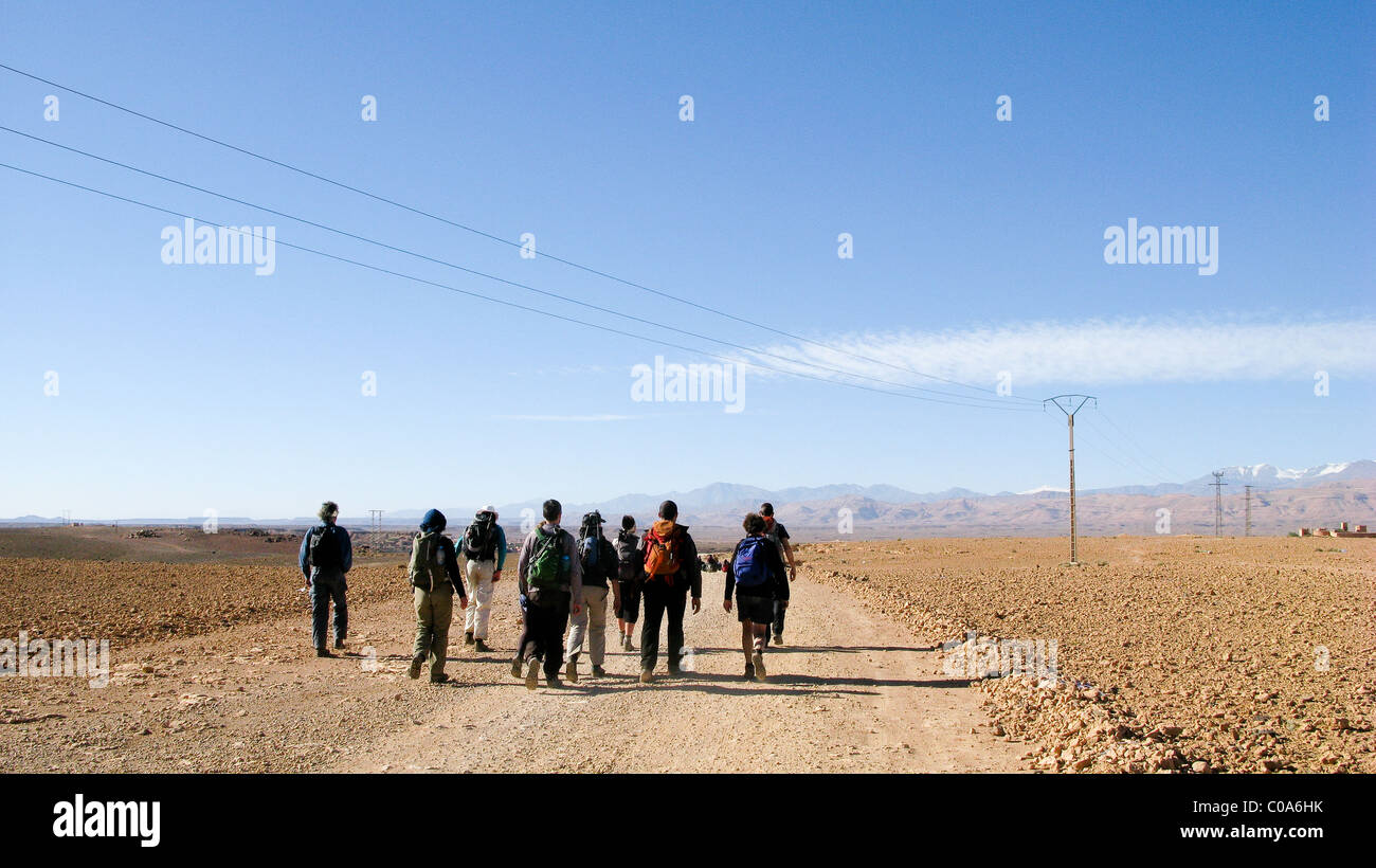 Wanderer in Jebel Sahro Region mit der Region des hohen Atlas hinter Stockfoto