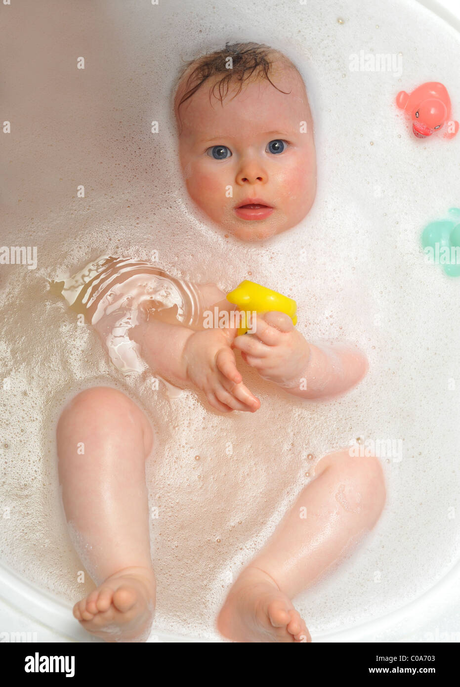 süße 6 Monate alte Baby Badewanne Baden Spielzeug Enten spielen Kleinkind sauber schöne schöne Wäsche Sicherheit gemütlich Stockfoto