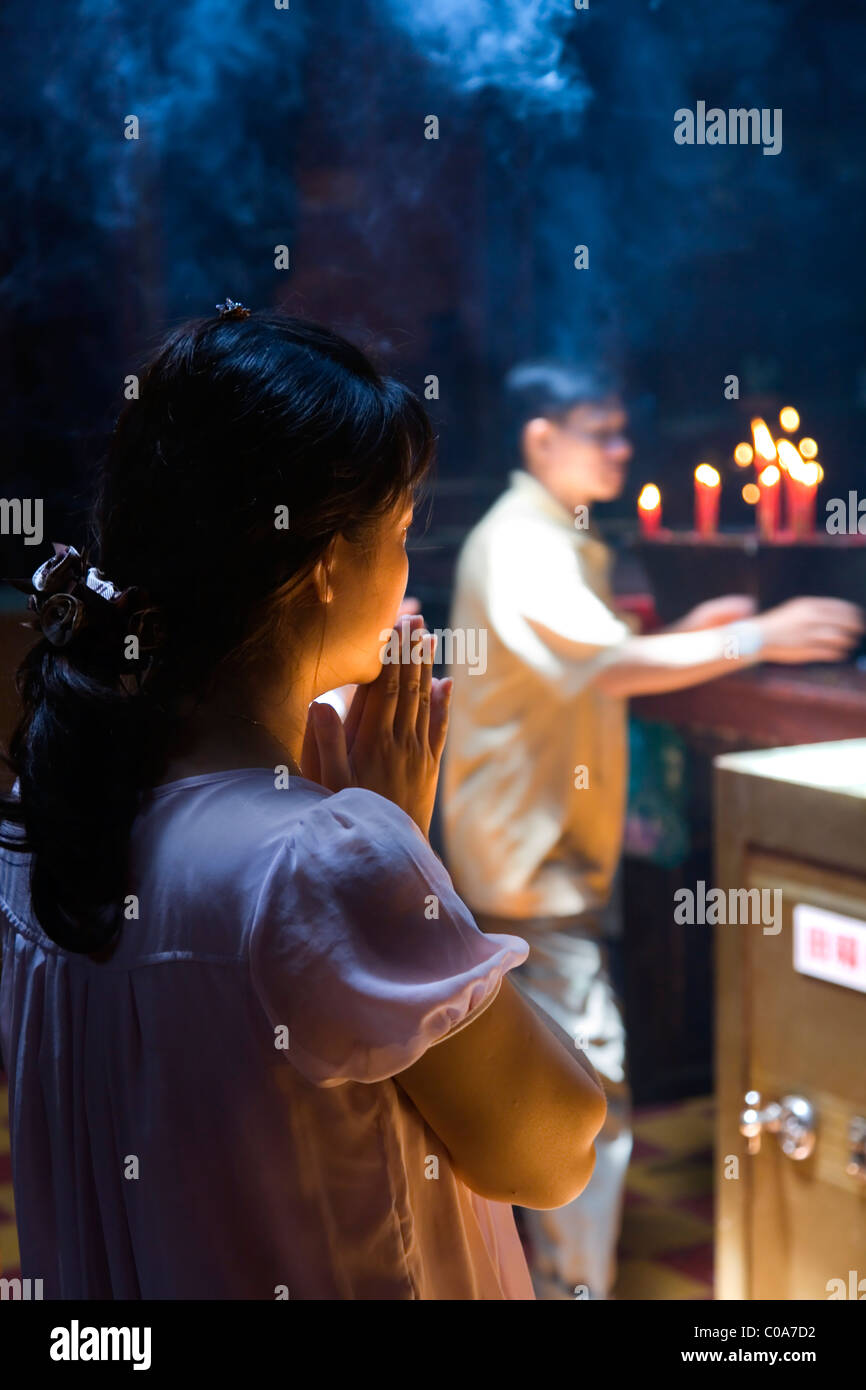 Die Gläubigen in der taoistischen Jade Kaiser Pagode (Chua Ngoc Hoang). Saigon oder Ho-Chi-Minh-Stadt, Vietnam, Asien. Stockfoto