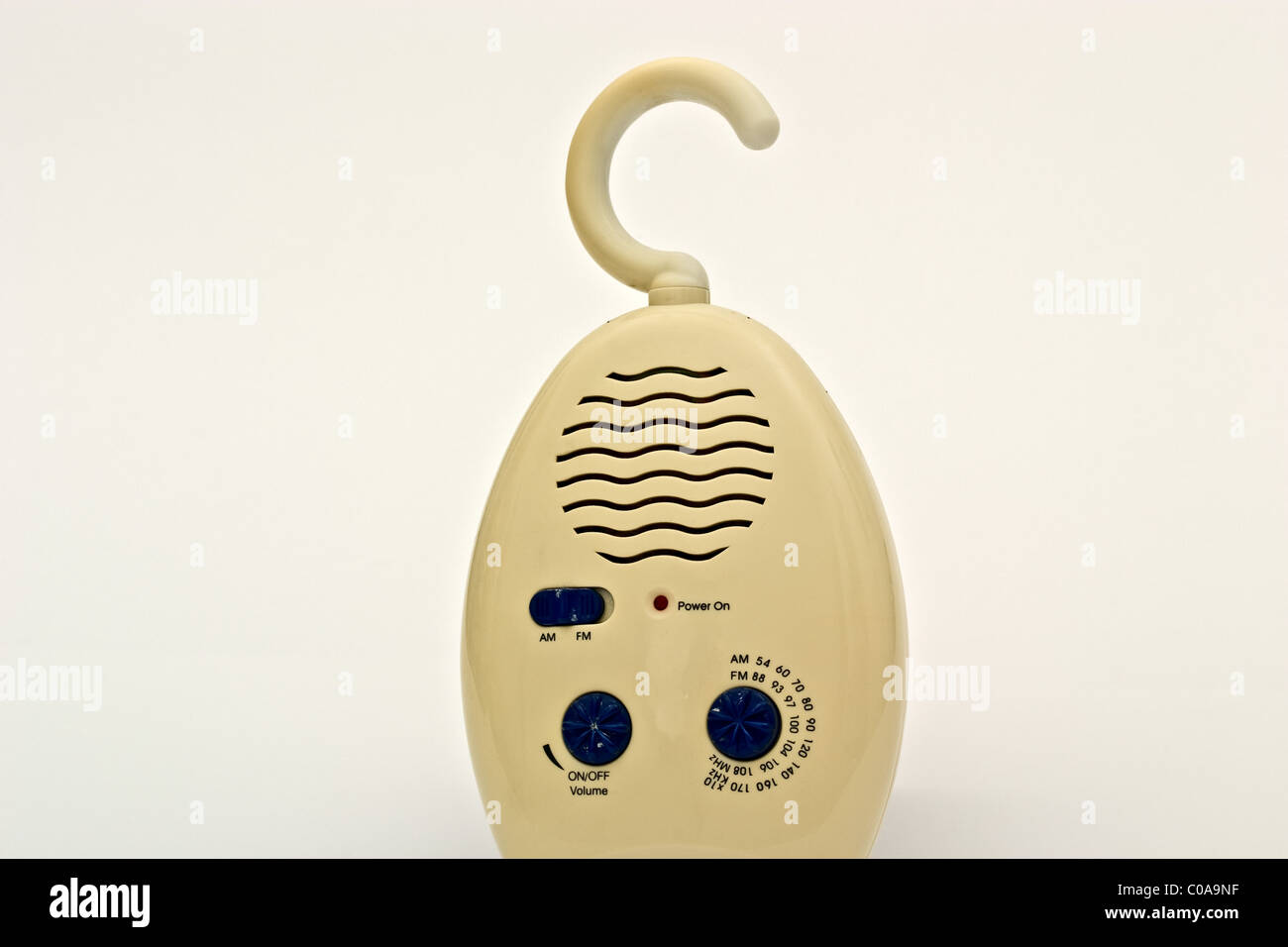 Weiße Kunststoff Dusche Radio mit einem Haken an der Spitze Stockfoto