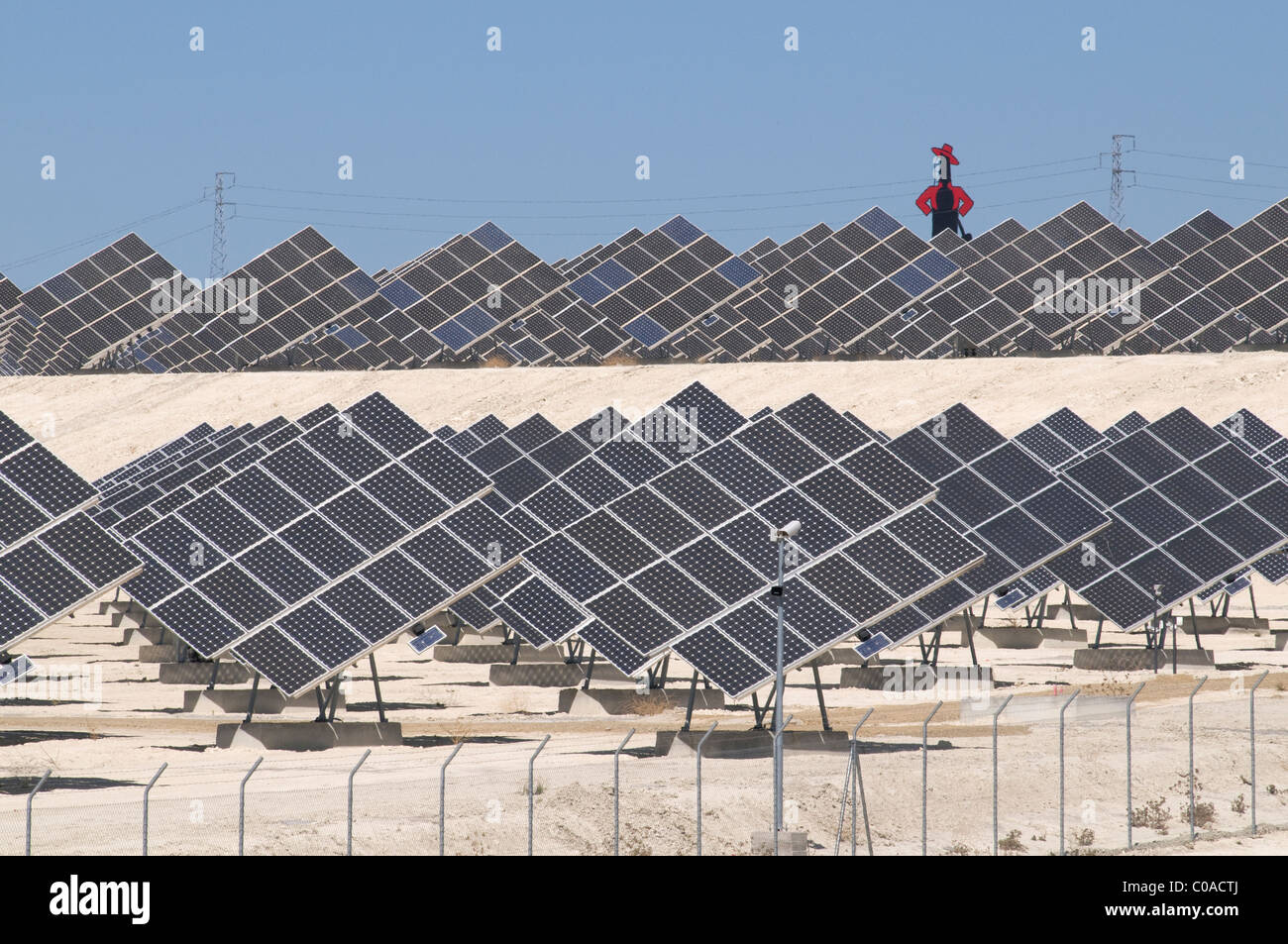 Spanien. Solarzellen erneuerbare Energie von der Sonne, mit einem Ausschnitt für Sherry Tio Pepe in der Nähe von Jerez in Andalusien zu schaffen. Stockfoto