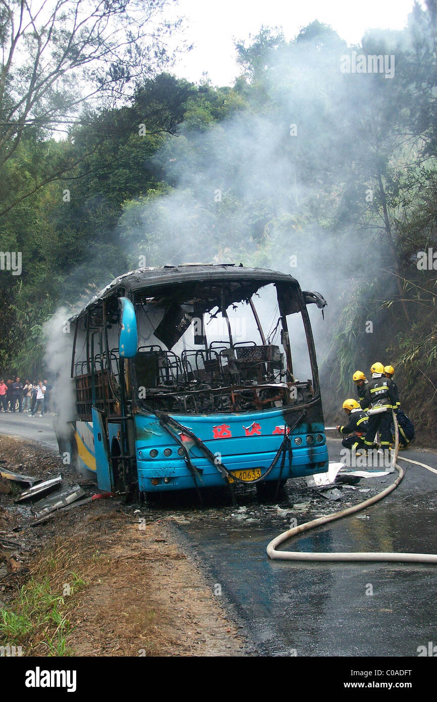 Passagiere auf wundersame Weise mit dem Leben davongekommen nach dem Bus, die, den Sie explodierte in Flammen außerhalb Zhaoping unterwegs waren, Stockfoto