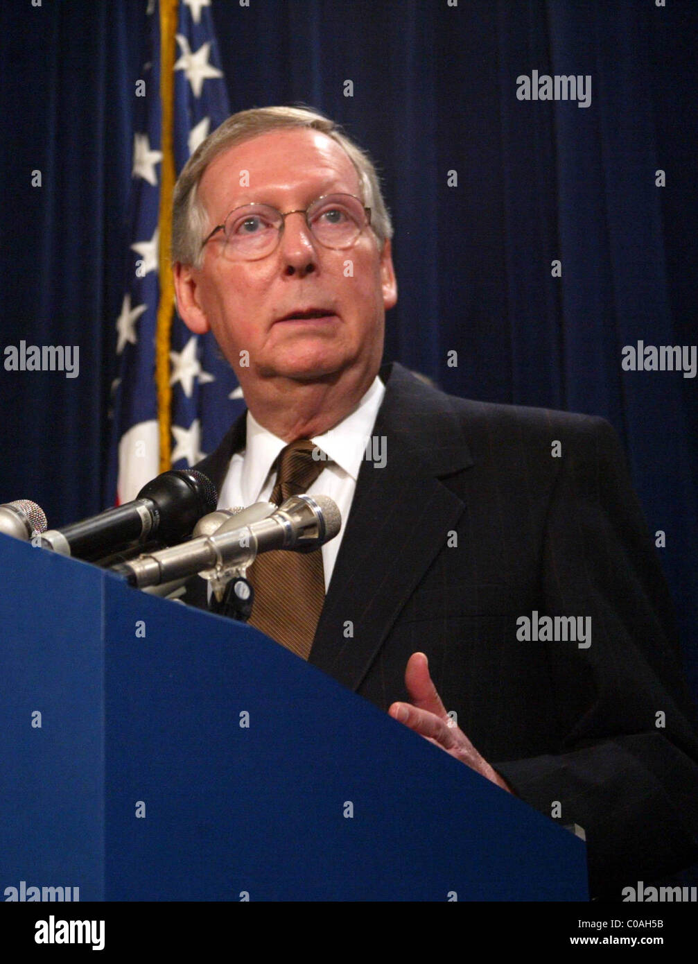 Senator Mitch McConnell Republikaner Führung adressiert Mangel an Neuausrichtung unter demokratischen Führung Senat Radio TV Stockfoto