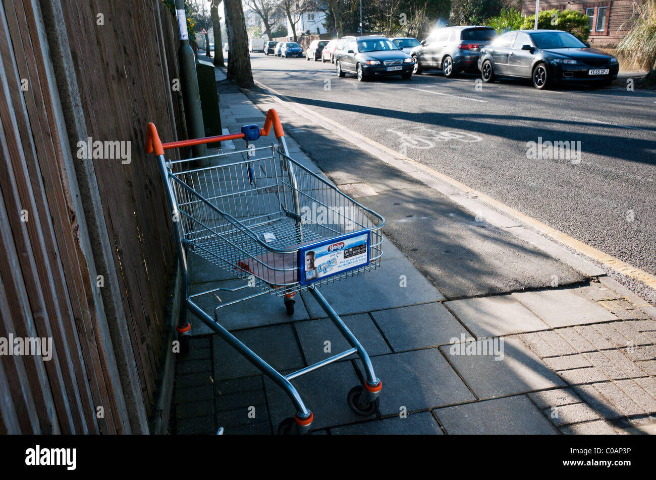 Ein verlassener Einkaufswagen in einem vorstädtischen Wohnstraße in Süd-London Stockfoto