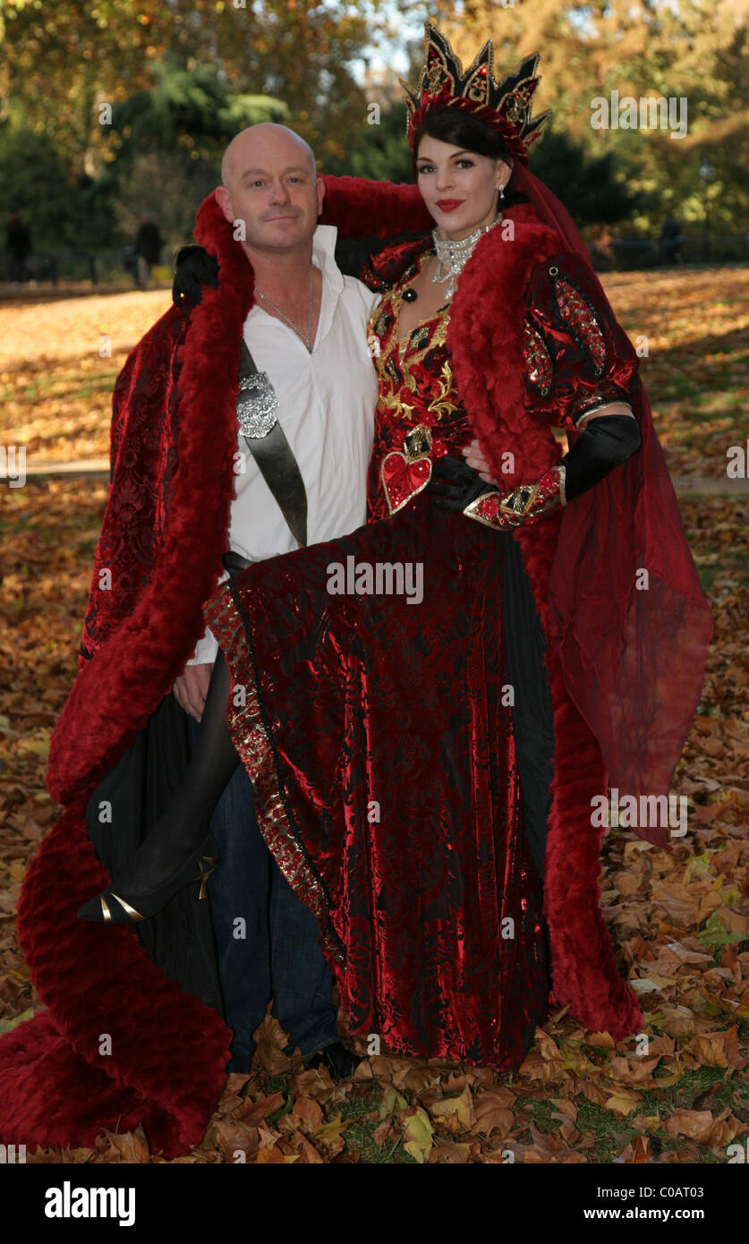 Ross Kemp (Handlanger) und Rae Baker (die böse Königin) Fototermin im Hyde Park für das neue Wimbledon Theater 2007 Stockfoto