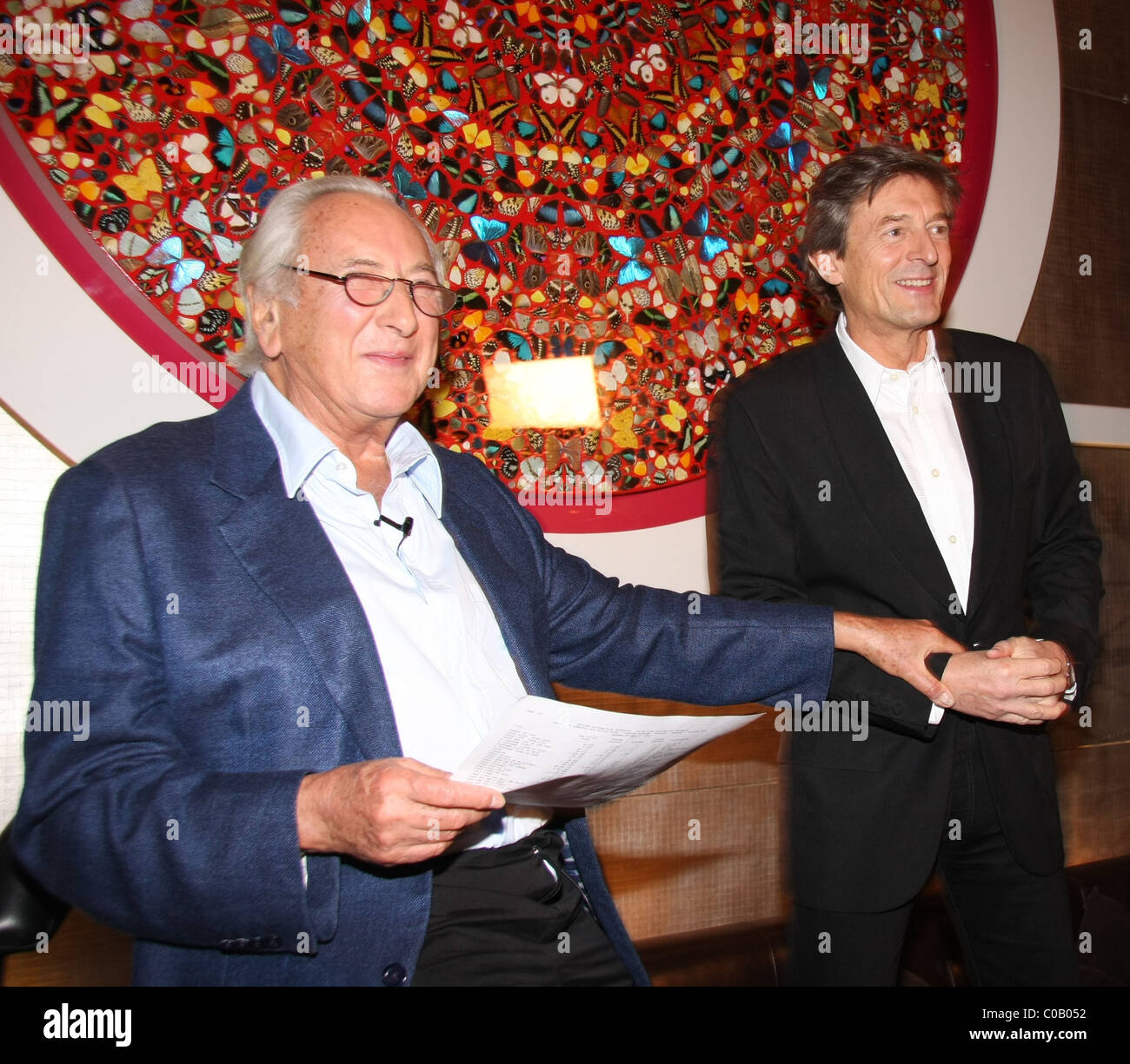 Michael Winner und Nigel Havers Launch party für Michael Winner neues Buch, die "Gewinner Dinner" im Restaurant Belvedere statt. Stockfoto