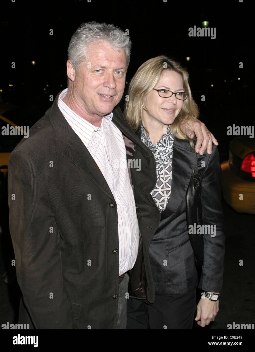 Roger Donaldson und Marliese Donaldson Screening von "The Bank Job" statt im Bryant Park Hotel - Ankunft New York City, USA- Stockfoto