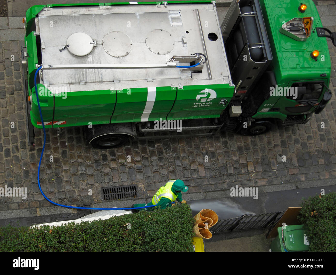 Paris, France, Street Cleaner Cleaning Street, High Angle, Cobbled Stone Street, French truck, streets of Paris Stockfoto
