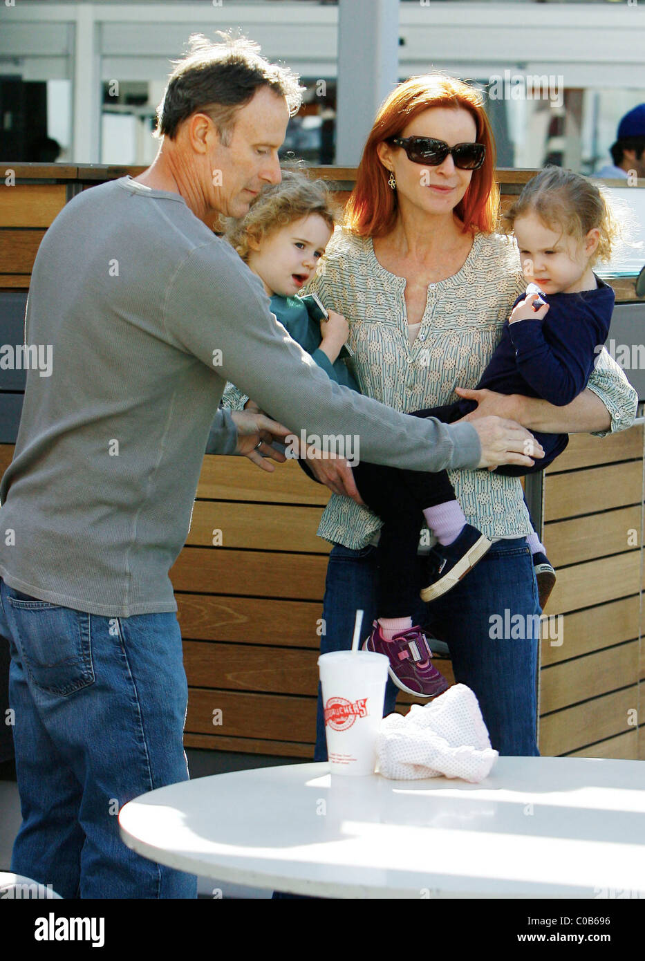 Marcia Cross und Ehemann Tom Mahoney nehmen ihre Zwillingstöchter Eden und Savannah zum Mittagessen in Century City Mall. Los Angeles, Stockfoto