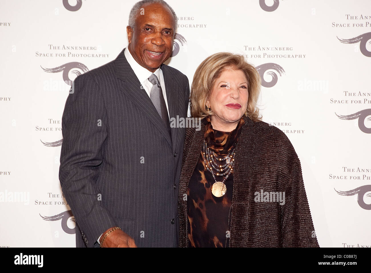 Hall-of-Fame-Baseball-Spieler und -Trainer, Frank Robinson mit Wallis Annenberg Eröffnung des legendären Sport Fotografen Neil Stockfoto