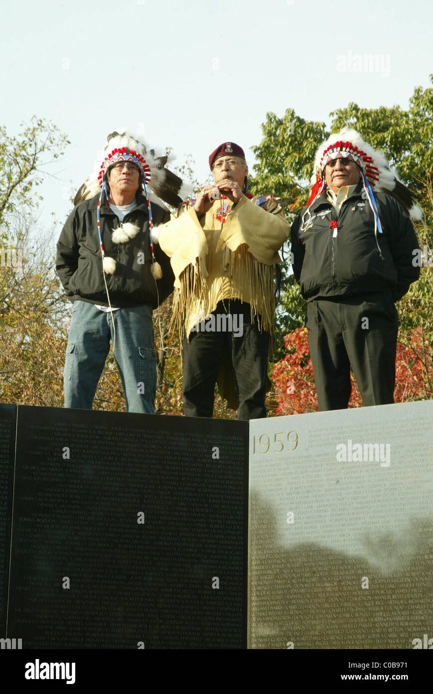 Gebürtige amerikanische Veteranen besuchen den 25. Jahrestag des Vietnam Veterans Memorial.   Die Wand von Maya Lin entworfen. Stockfoto