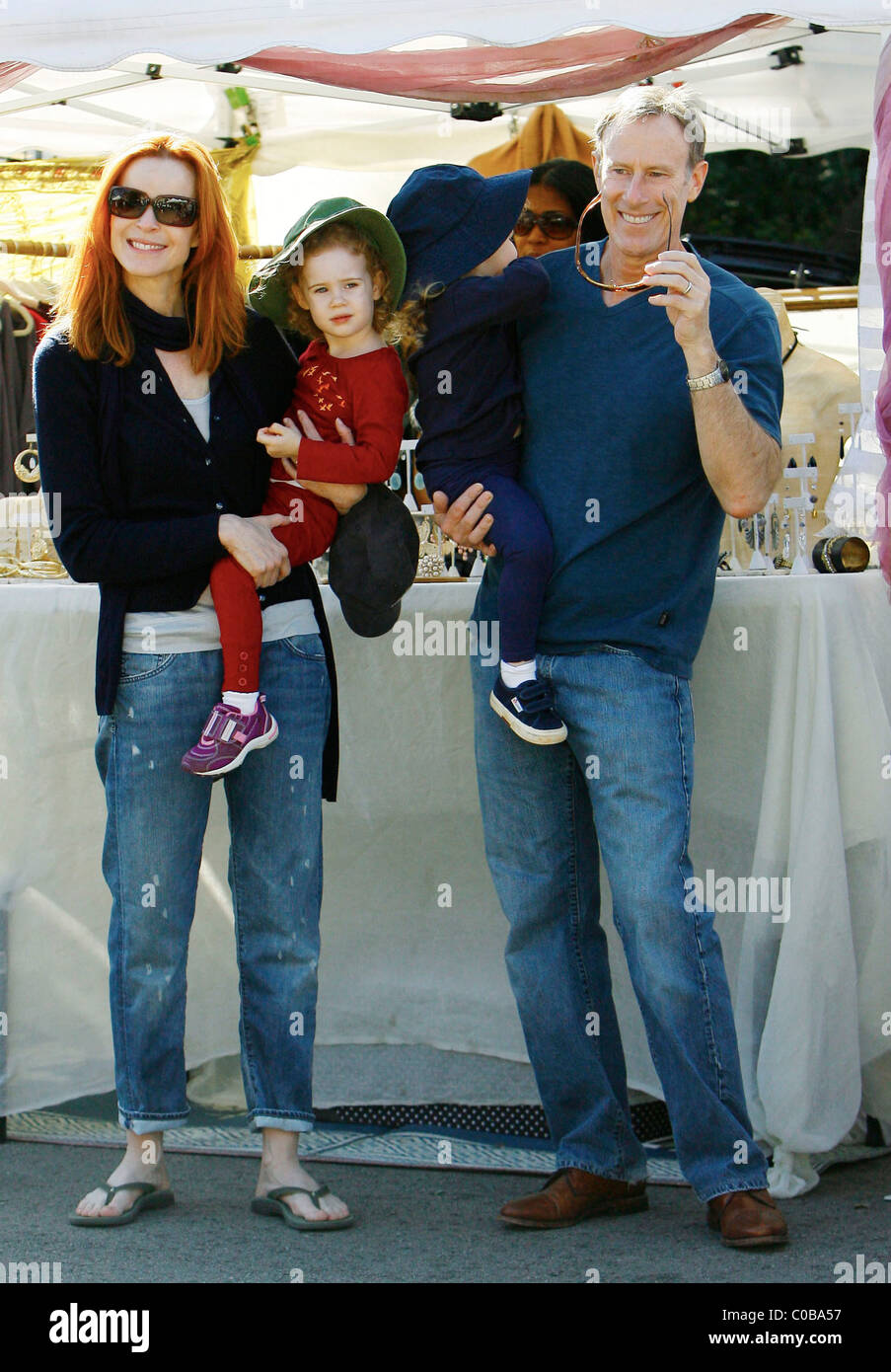 Marcia Cross besucht einen Bauernmarkt in Brentwood mit ihren Zwillingstöchtern Eden und Savannah und Ehemann Tom Mahoney. Los Stockfoto