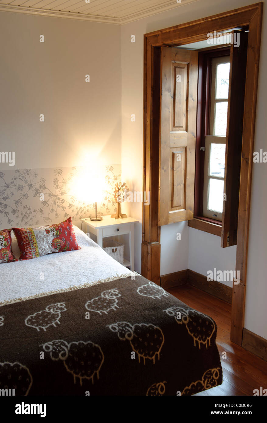 Schlafzimmer-Bett mit großem Fenster Stockfoto
