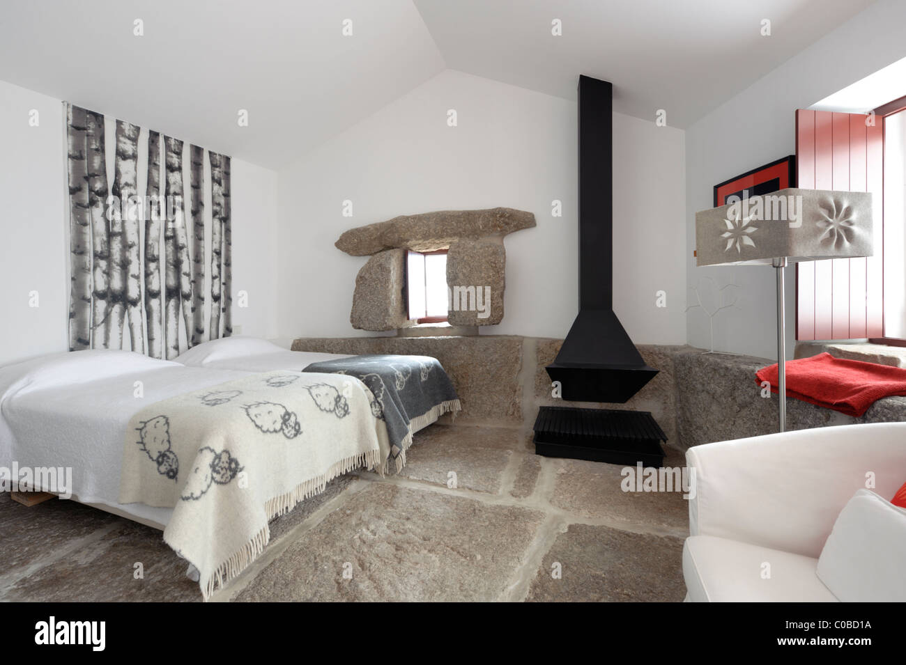 Rustikale Schlafzimmer mit Kamin und Stein-Boden Stockfoto