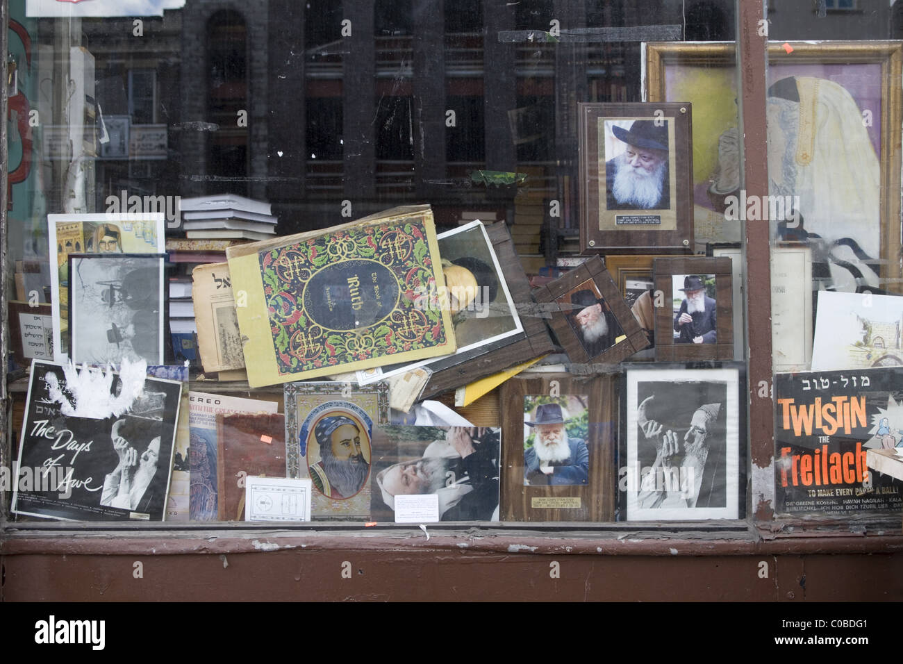 Auch Shaimos oder heilige Artikel verkauft jüdische Buchhandlung in Borough Park, Brooklyn. Stockfoto