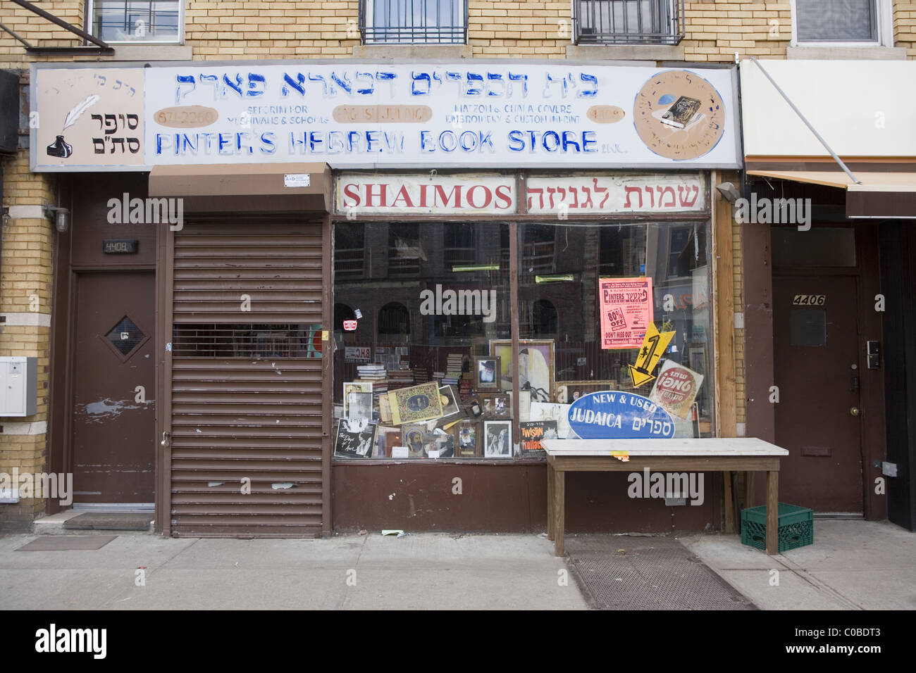 Auch Shaimos oder heilige Artikel verkauft jüdische Buchhandlung in Borough Park, Brooklyn. Stockfoto