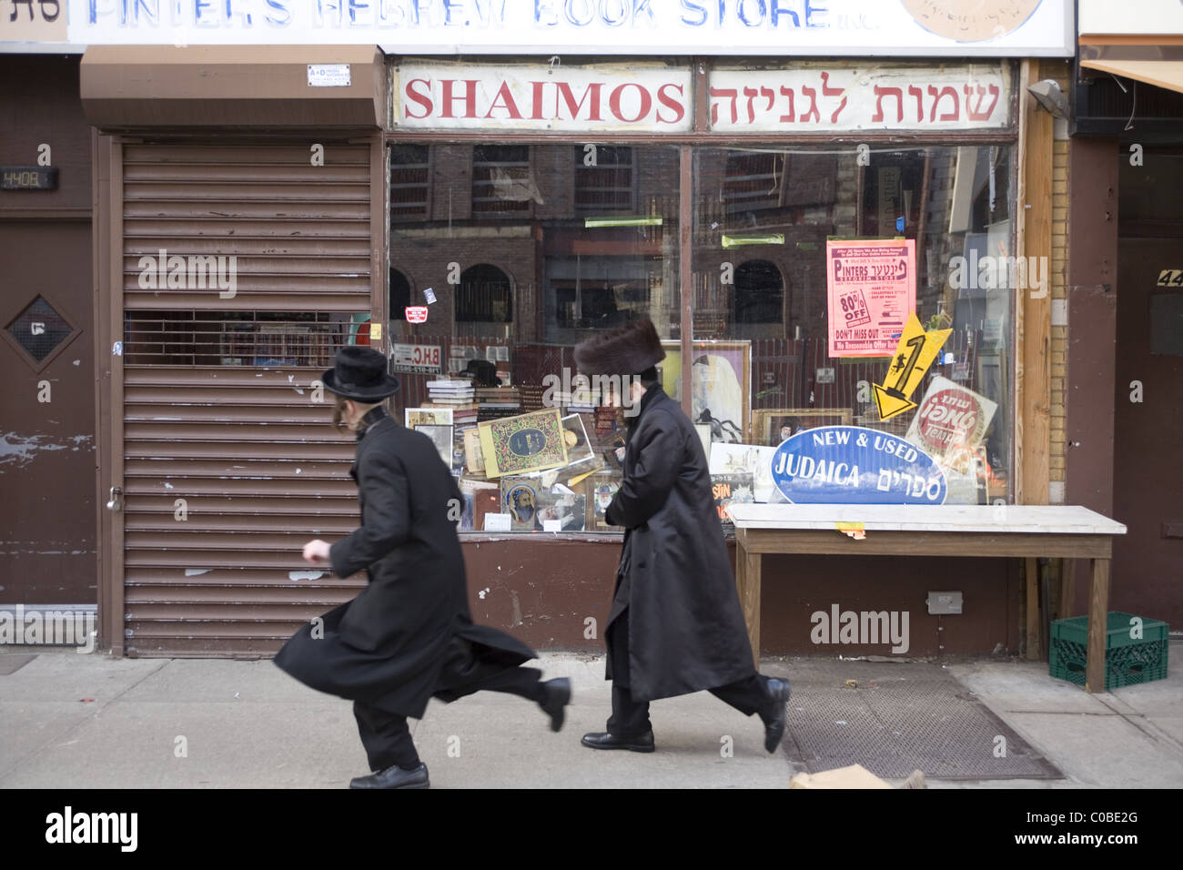 Auch Shaimos oder heilige Artikel verkauft jüdische Buchhandlung in Borough Park, Brooklyn. Stockfoto