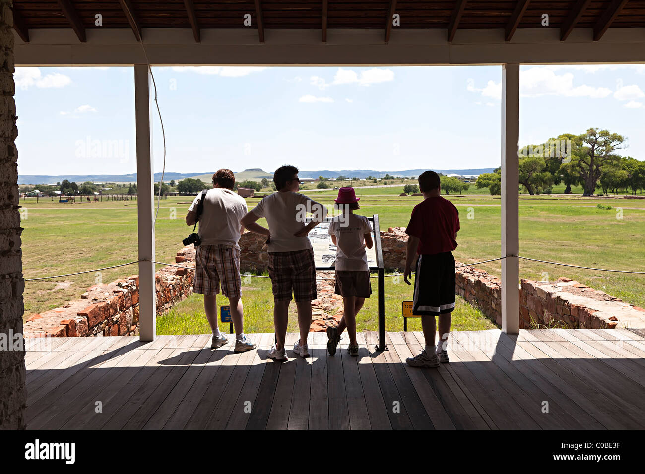 Menschen lesen Zeichen in Fort Davis National Historic Site Texas USA Stockfoto