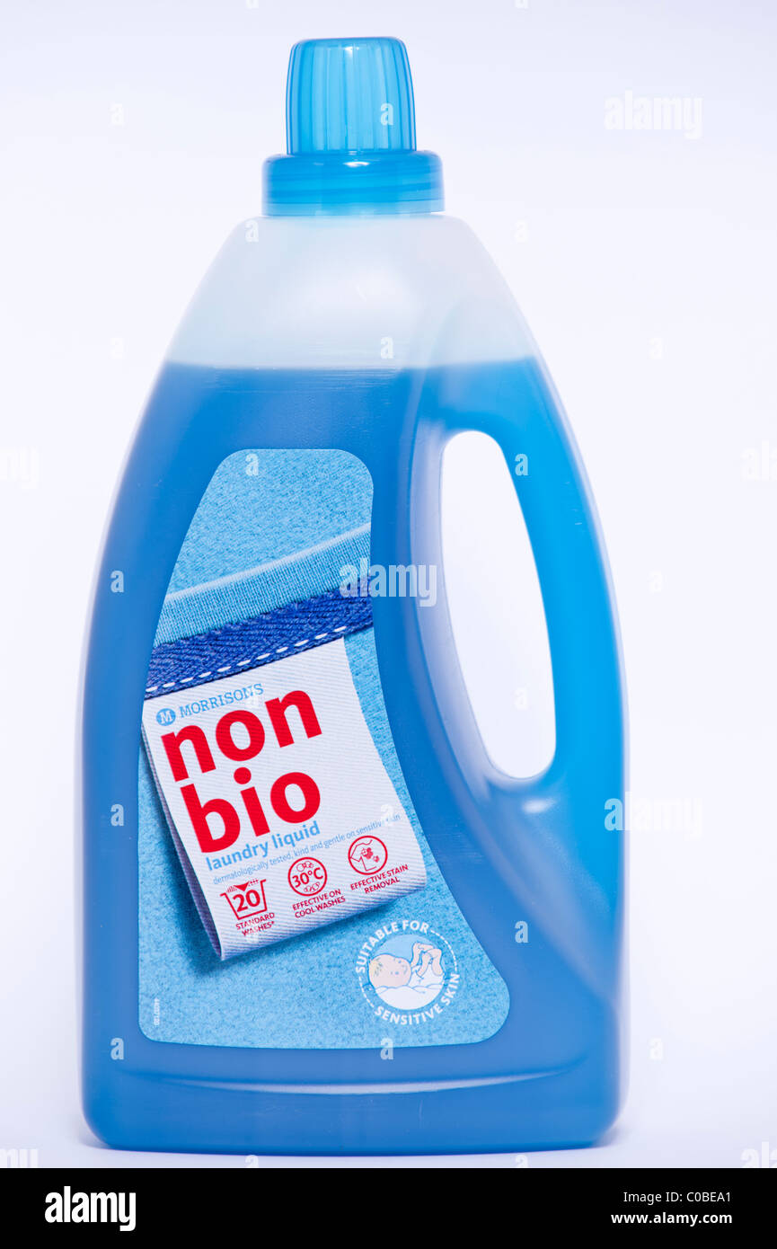 Eine Flasche von Morrisons nicht Bio Wäsche Flüssigkeit für die Wäsche auf einem weißen Hintergrund Stockfoto
