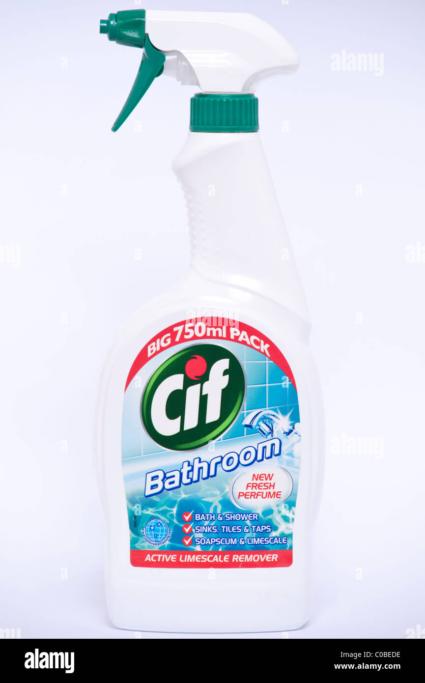 Eine Flasche Cif Bad aktiv Kalk Entferner für Reinigung Bäder etc. auf weißem Hintergrund Stockfoto