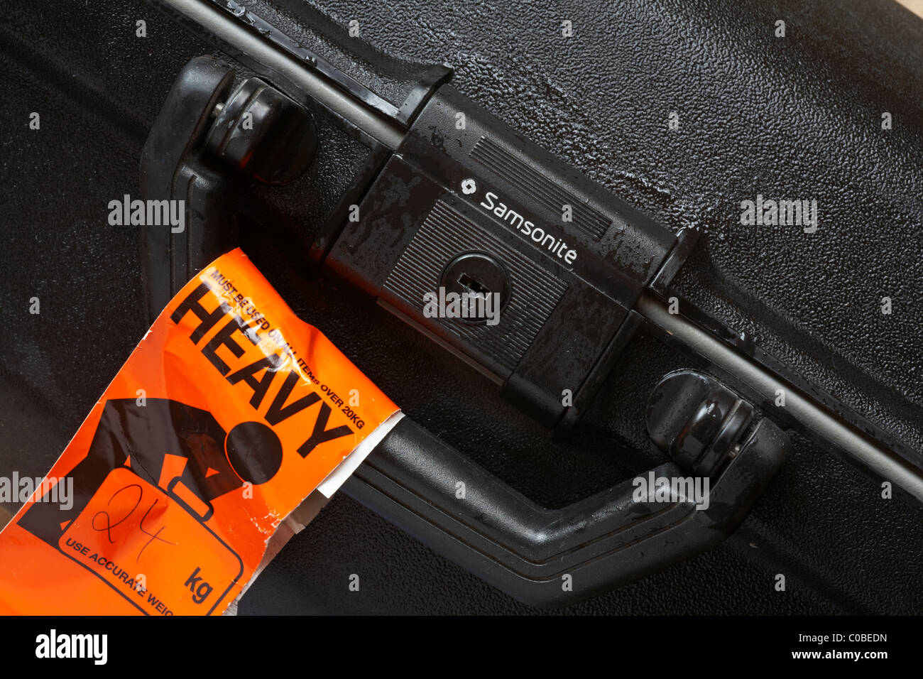Samsonite schwarzen Koffer mit schweren label Stockfoto
