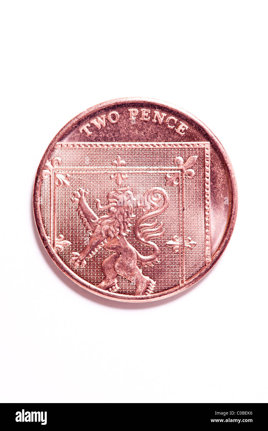 Eine zwei Pence 2P Münze aus englischen Währung auf weißem Hintergrund Stockfoto