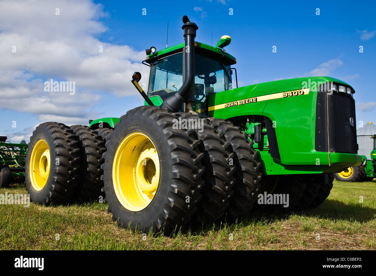 Multi-Rad Traktor auf einem 10.000 Hektar großen Farm in Alberta, Kanada Stockfoto