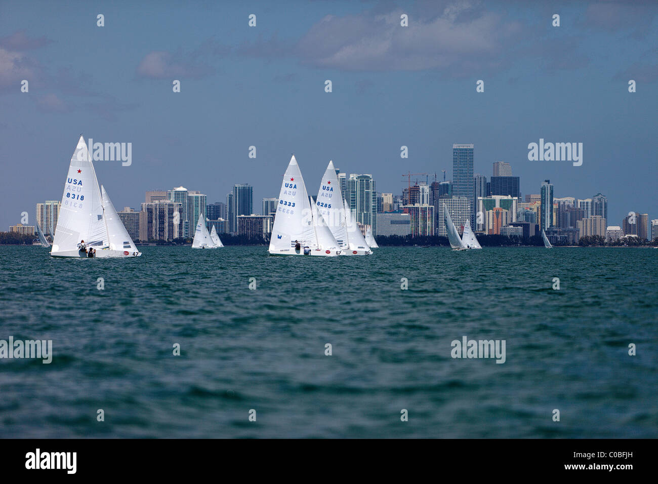 Sterne Klasse Segelboot Rennen auf Biscayne Bay, vorbei an der Skyline von Miami Stockfoto