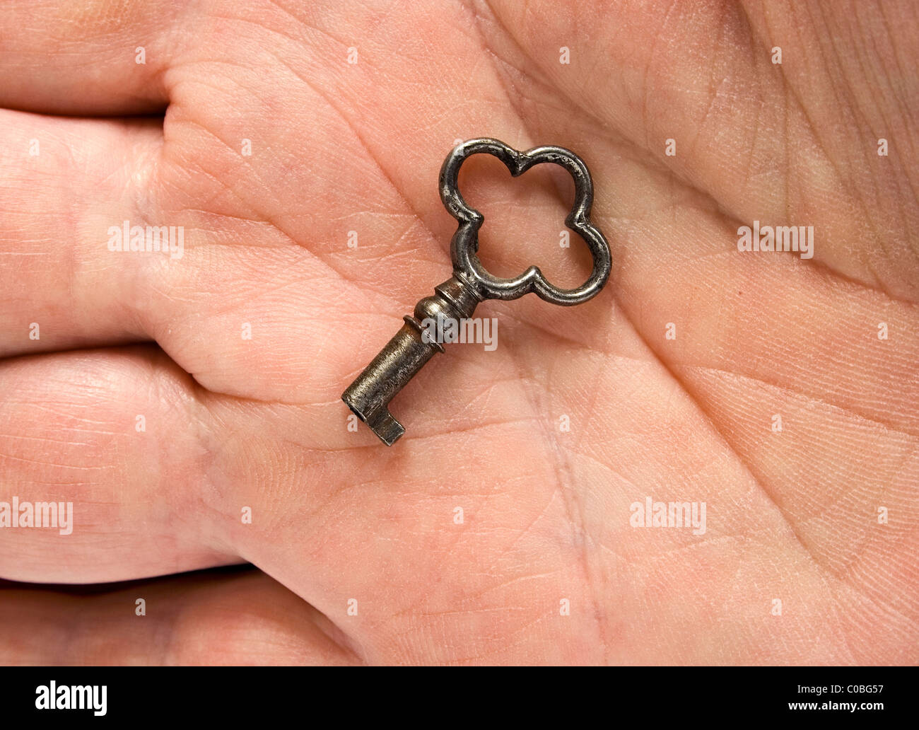 Palm mit einem kleinen Vintage Schlüssel Stockfoto