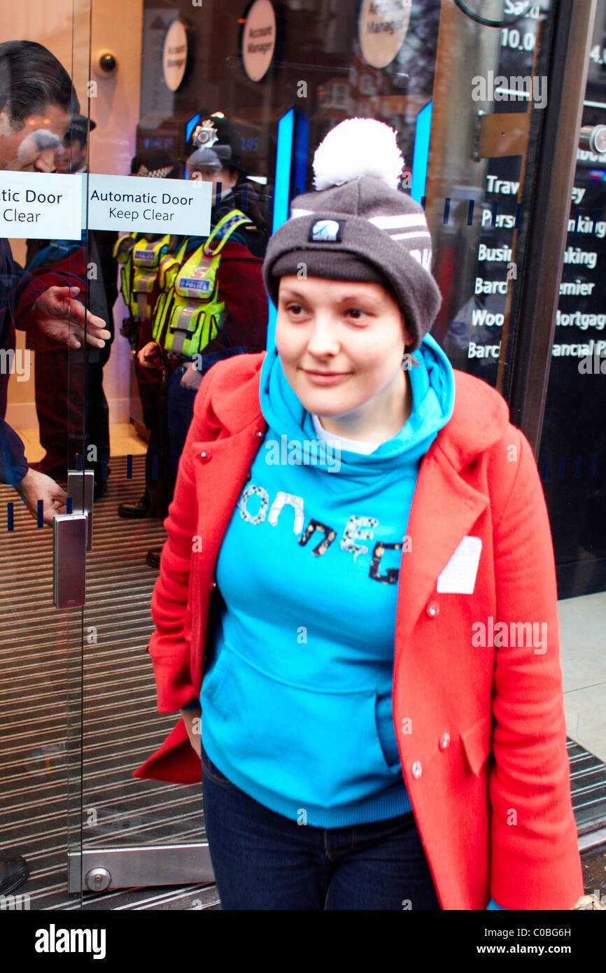 Josie Long nimmt Teil an einem Ukuncut-Protest in eine Filiale der Barclays Bank auf Tottenham Court Road Stockfoto