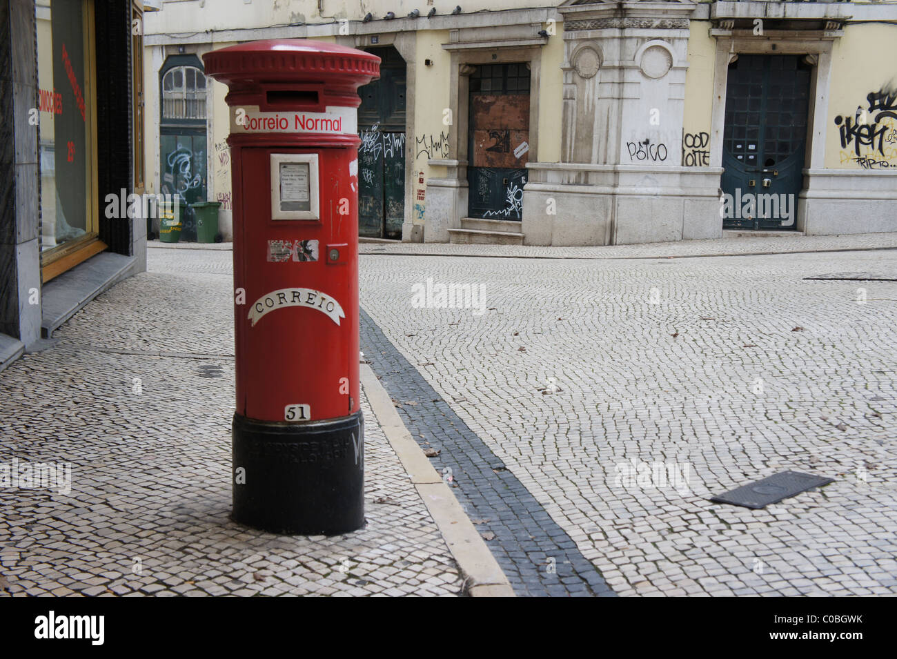 Roten Briefkasten im Zentrum von Lissabon Stockfoto