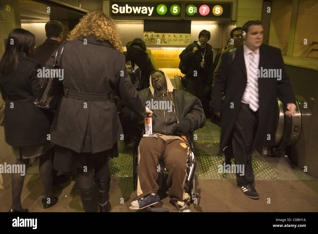 Schwerbehinderte Menschen im Rollstuhl bittet um Geld an der Grand Central Station, New York City. Stockfoto