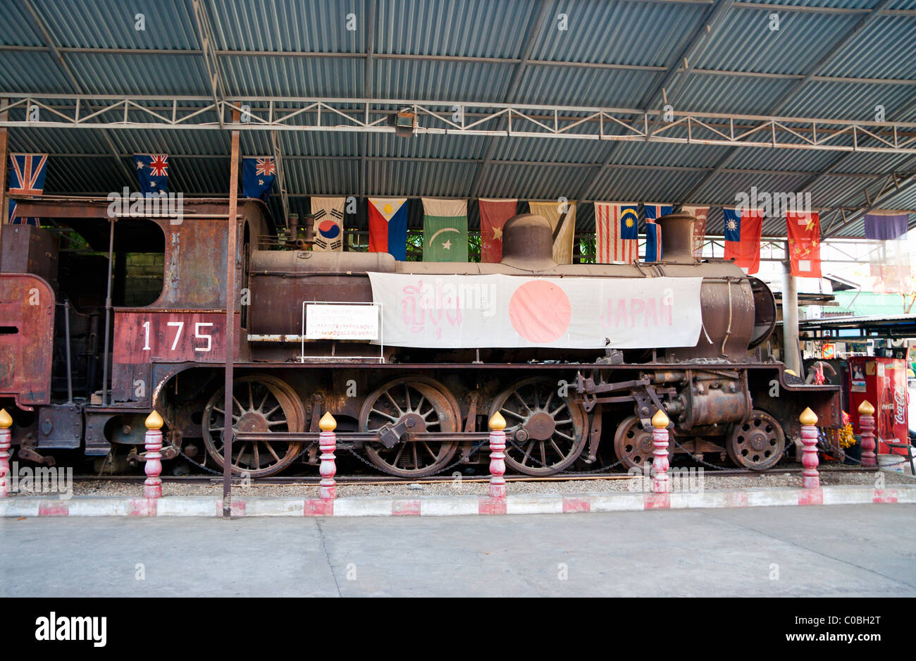 Historische japanische Dampflokomotive Nr. 175 in der Nähe der Brücke am Fluss Kwai, Museum des Zweiten Weltkriegs, Kanchanaburi, Thailand Stockfoto