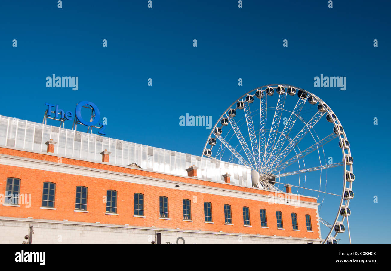 Das Dublin-Rad eine Touristenattraktion im Point Village. Stockfoto