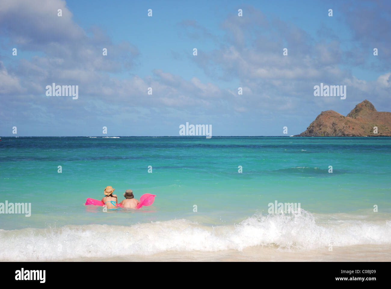 Paar auf Floß im Meer schwimmen. Stockfoto