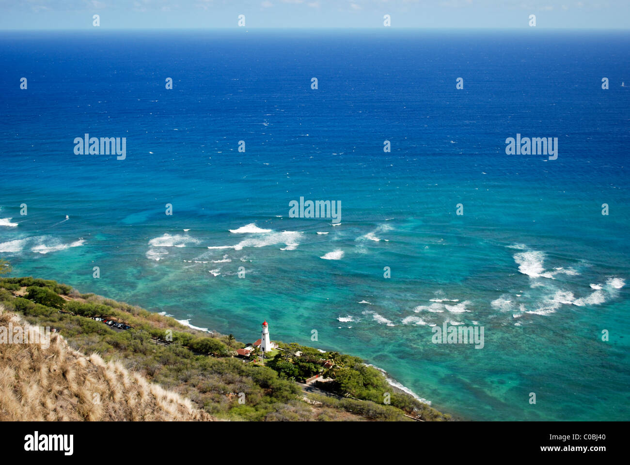 Diamond Head Leuchtturm Blick auf weiten blauen Ozean. Windward Küste von Oahu Hawaii gedreht von Diamond Head Krater. Stockfoto