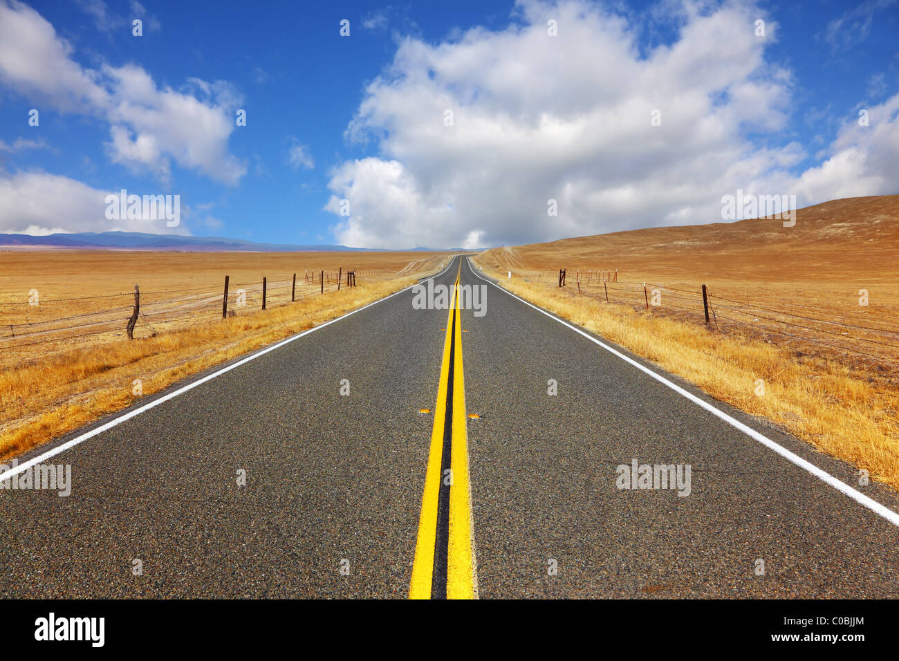 Wunderschöne American Road an der kalifornischen steppe Stockfoto