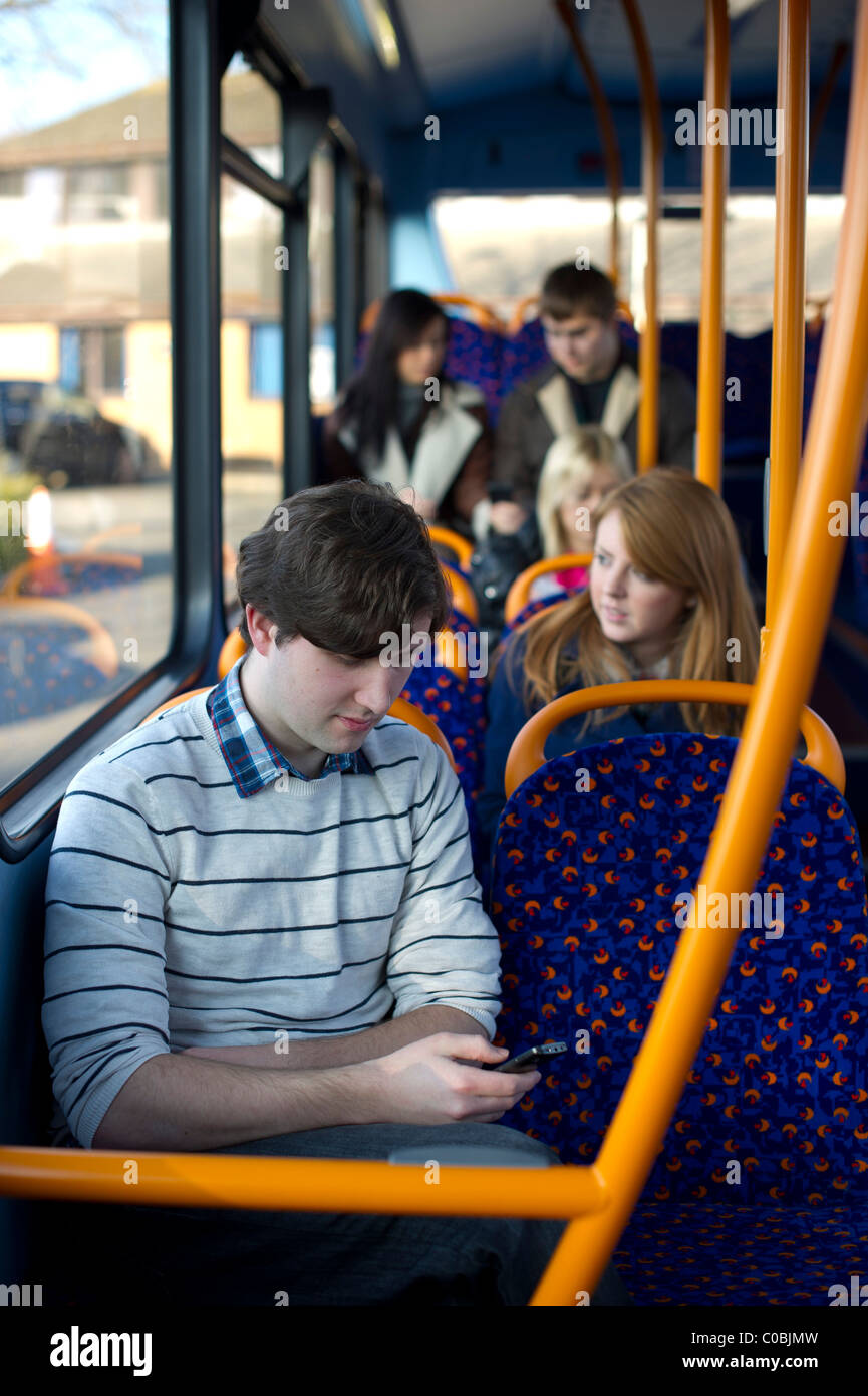 junge internationale Studierende einer Universität Campus Bus unterwegs Stockfoto