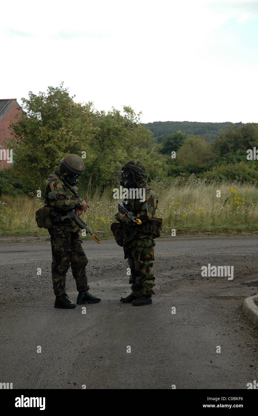 Britische Soldaten in NBC chemische Kriegsführung Anzügen während einer Übung Stockfoto