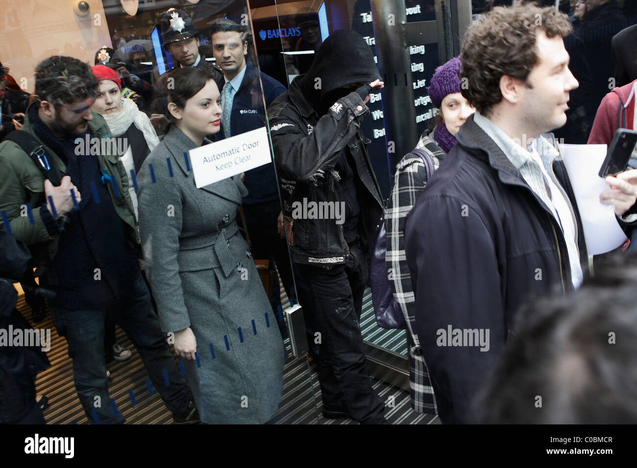 UKUncut Demonstranten lassen Tottenham Court Road Zweig der Barclays nach erfolgreich für mehrere Stunden besetzt Stockfoto