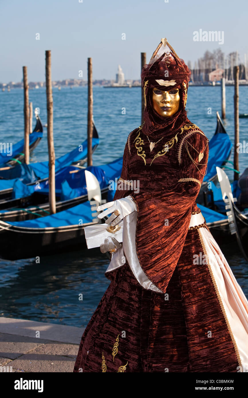 Person im Kostüm auf der Karneval von Venedig mit Panorama Blick auf Venedig Venedig, Karneval, Kostüm, Maske, Festival Stockfoto