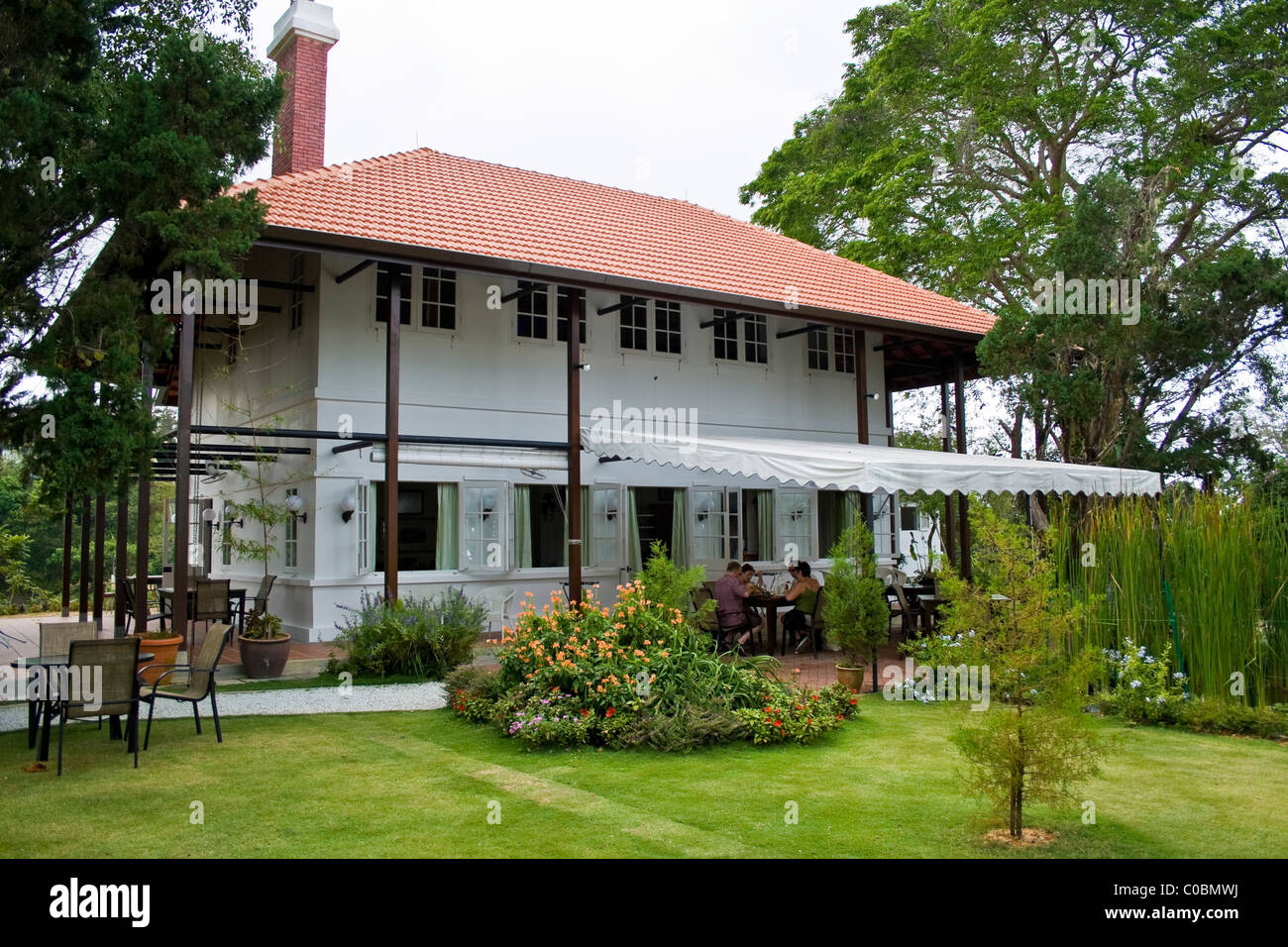 Eine Familie, genießen Sie Tee im Restaurant David Brown und Tee Terrassen, Strawberry Hill, Penang Hill, Penang, Malaysia Stockfoto