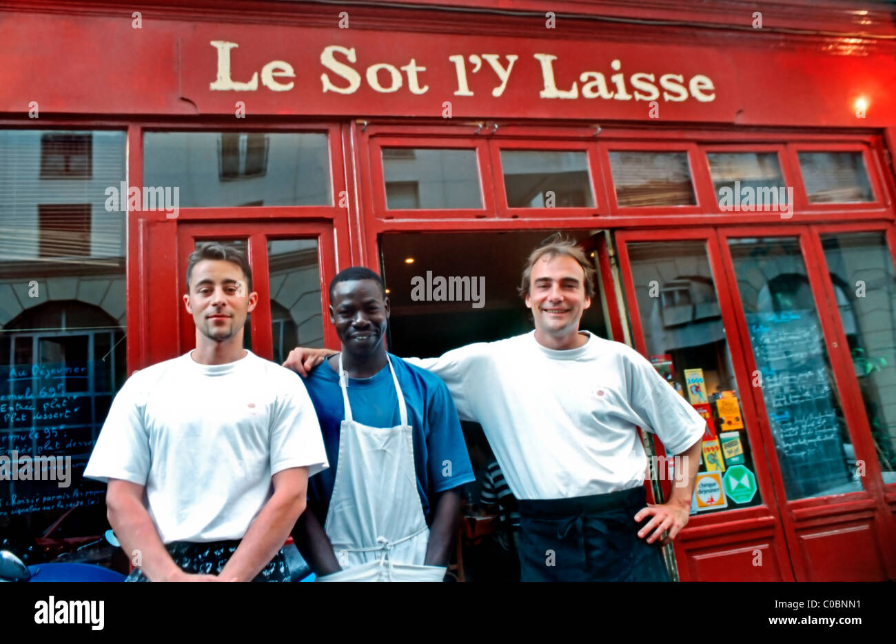 Paris, Frankreich, französisches Bistro-Restaurant, Porträt der drei Männer, verschiedene französische Köche, vor 'Le SOT L'Y Laisse' DIE KÜCHE FRANKREICHS, französisches Restaurantschild, Vielfalt am Arbeitsplatz, Mitarbeiter im Restaurant Stockfoto