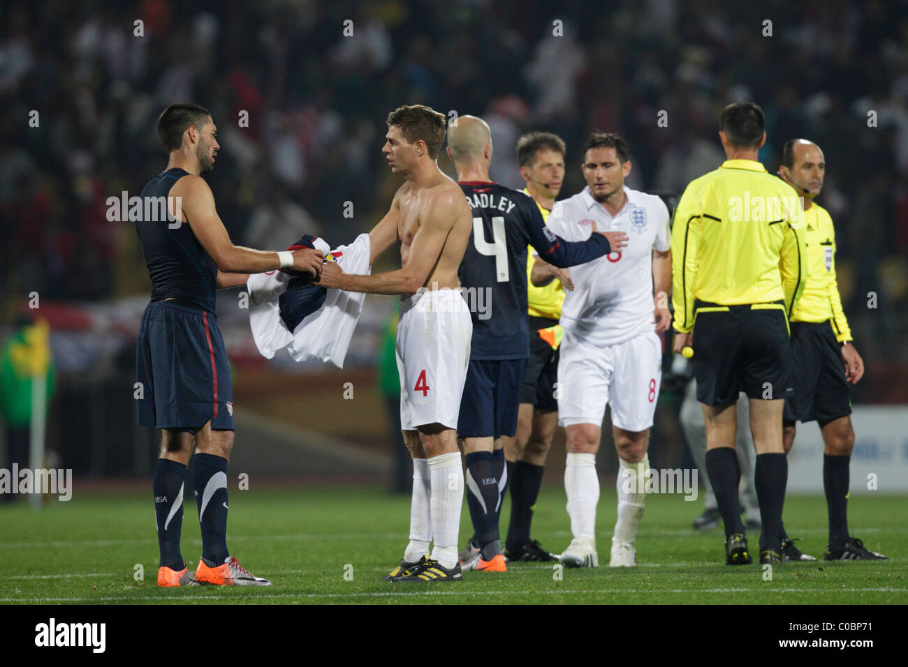 Clint Dempsey der USA (l) und Steven Gerrard England (r) Austausch Shirts nach einem 1: 1 Unentschieden in einem 2010 FIFA World Cup übereinstimmen. Stockfoto