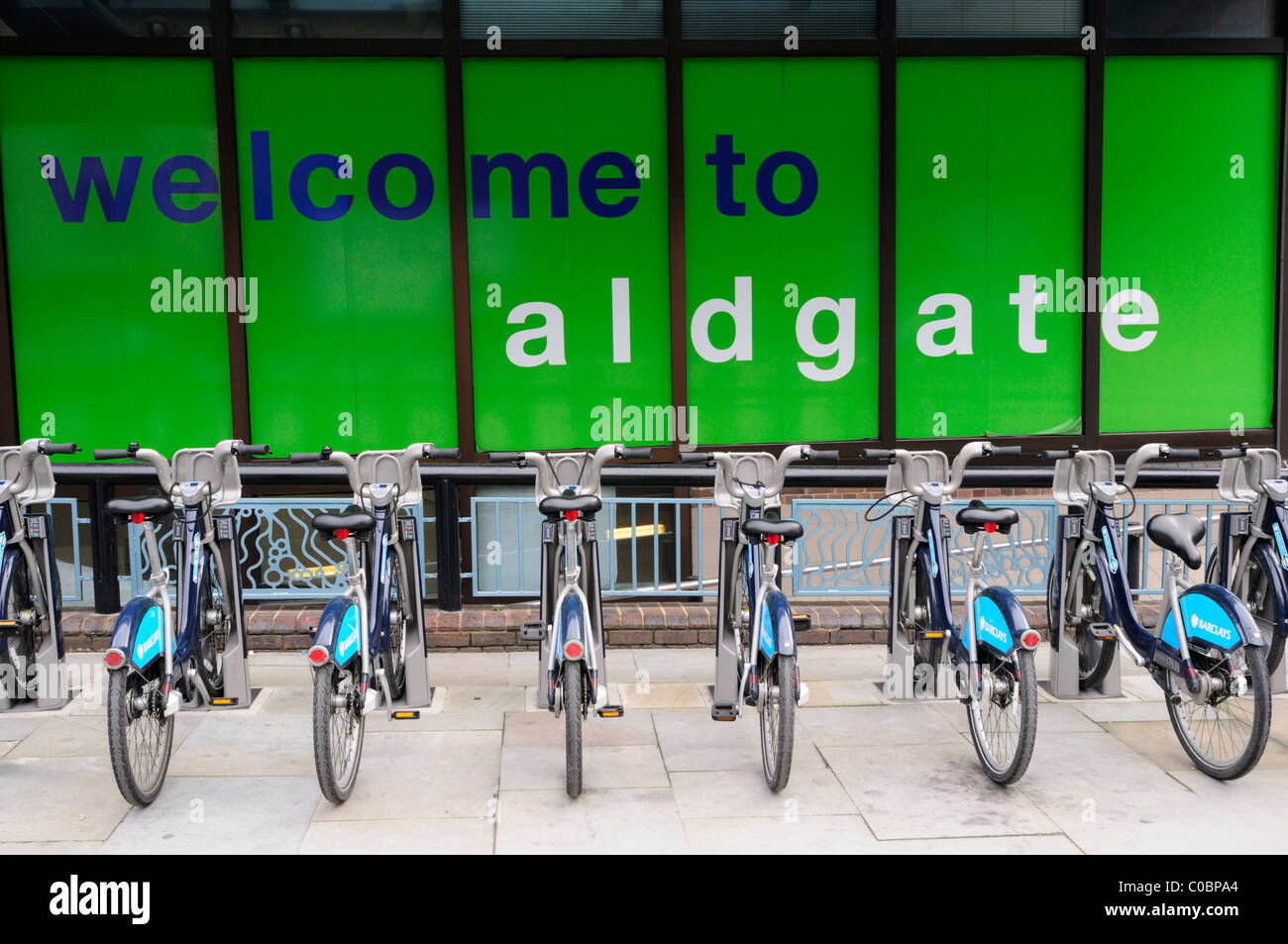 Willkommen Sie bei Aldgate Zeichen und Barclays Radfahren Schema Fahrräder, Aldgate, London, England, Vereinigtes Königreich Stockfoto